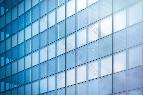 日光下现代摩天大楼商务区的视角。蓝色摩天大楼正面，办公楼。现代玻璃