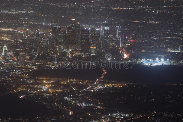 伟大的洛杉矶地区夜晚景观从顶部