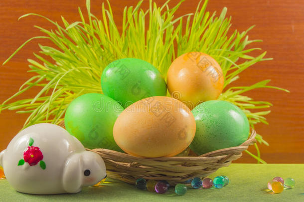 篮子里的复活节鸡蛋和瓷兔