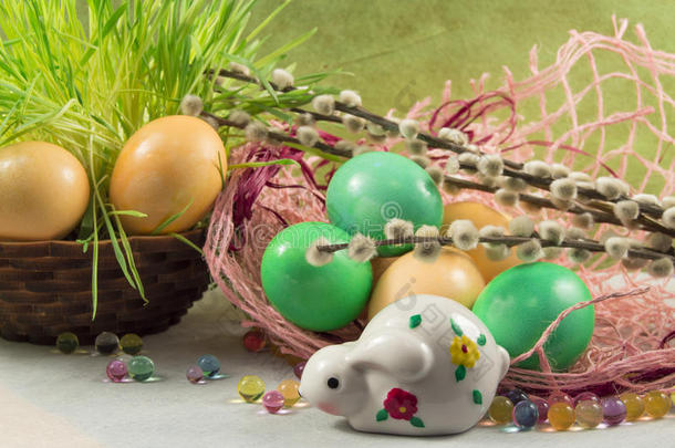 复活节作文。 画鸡蛋，柳树和兔子