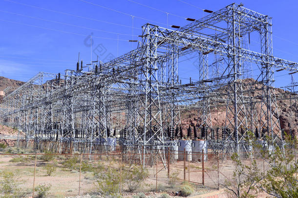 沙漠中高压元件的变电站