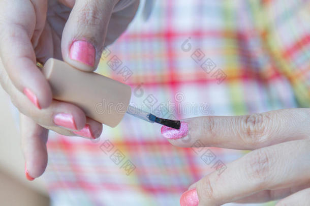 女人画指甲