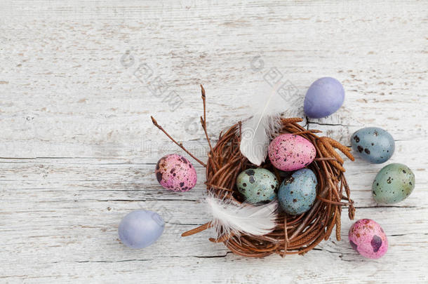 复活节背景与彩绘复活节鸡蛋在巢，复古风格，顶部