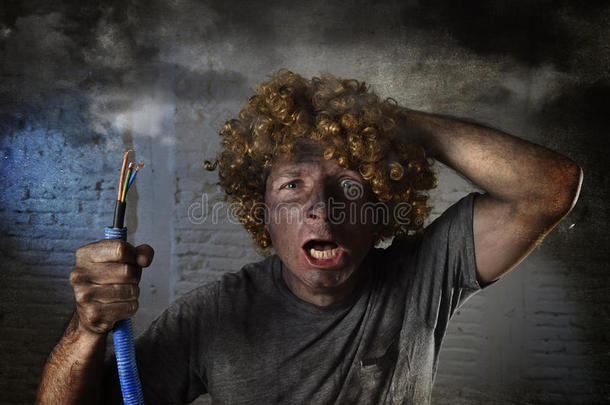 触电男子电缆吸烟后，家庭事故与肮脏烧伤的脸触电的表情