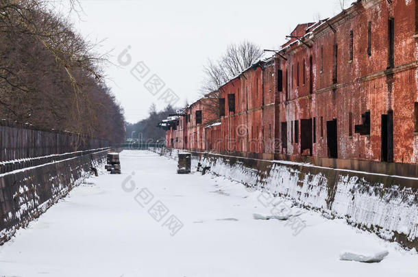 冬季场景中的运河和废弃建筑
