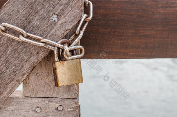 用木桥关闭挂锁和链子