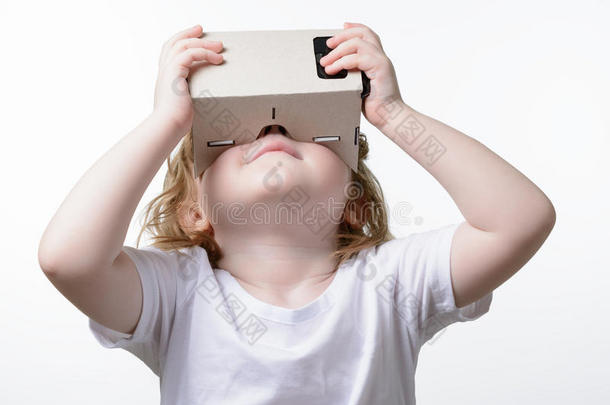 孩子玩虚拟现实眼镜