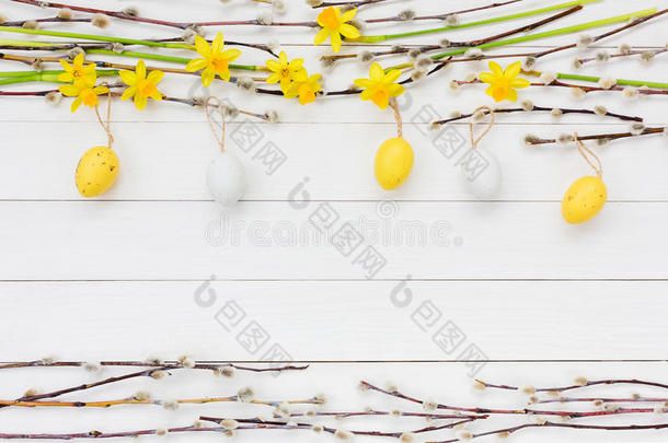 复活节背景与装饰复活节鸡蛋，水仙和柳树枝
