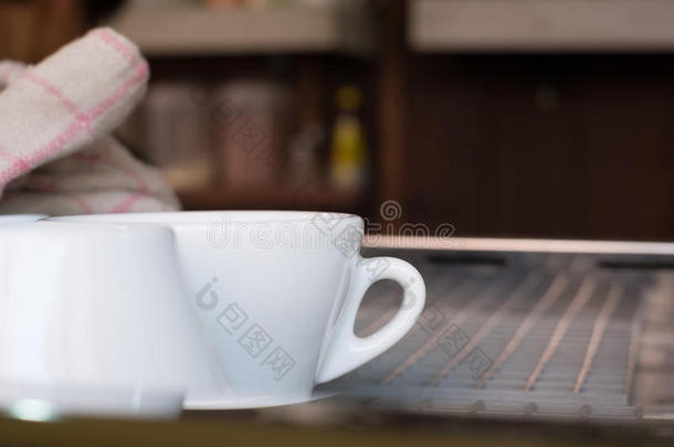 咖啡店的空咖啡杯-复古风格的效果图，