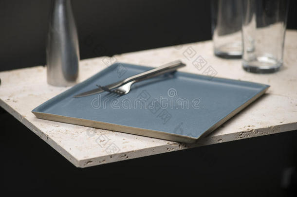 蓝色，方形餐盘，带眼镜，刀和叉子