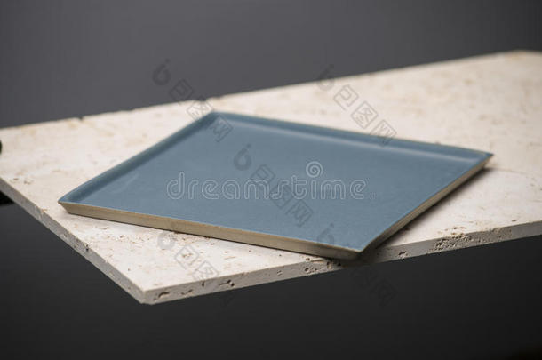 蓝色，方形餐盘或托盘在石头台面上