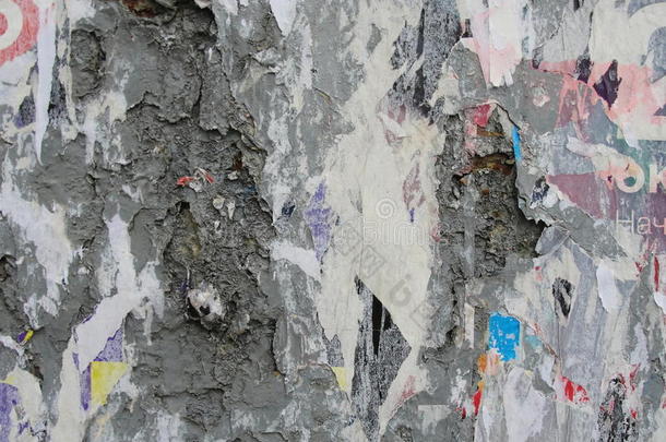 旧墙纹理的碎片，有许多层撕裂的海报和公告的痕迹