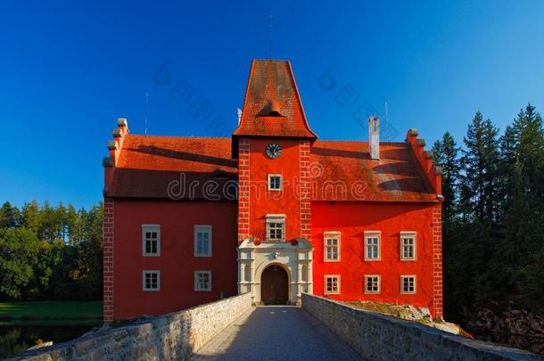 童话红色城堡在湖上与桥，与深蓝色的天空，国家城堡塞维纳洛塔，捷克共和国