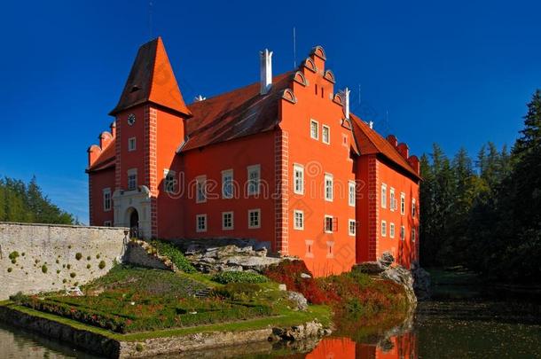 童话红色城堡在湖面上，深蓝色的天空，国家城堡塞维纳洛塔，捷克共和国