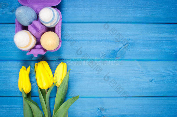 一束新鲜郁金香和复活节彩蛋包裹毛线，复活节装饰，文案空间为文字