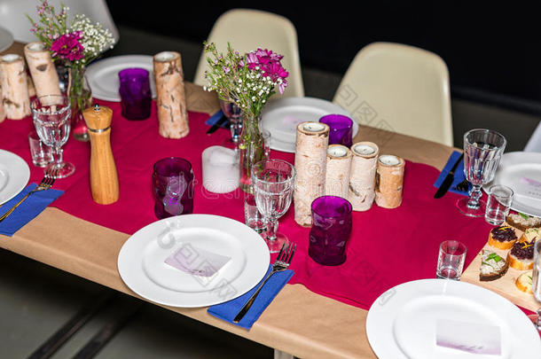 装饰好的桌子准备晚餐。 装饰<strong>精美</strong>的桌子，配有鲜花、<strong>蜡烛</strong>、盘子和餐具，用于婚礼或婚礼
