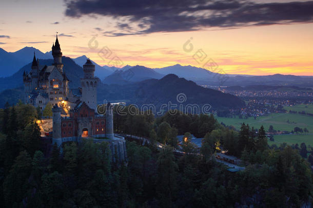 美丽的黄昏景色的Neuschwanstein城堡，秋天的颜色在日落，巴伐利亚阿尔卑斯山，巴伐利亚，德国