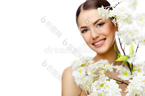 美丽的女人，干净清新的皮肤，握着开花的枝条