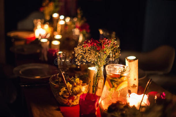 装饰好的桌子准备晚餐。 装饰精美的桌子，配有鲜花、蜡烛、盘子和餐具