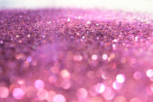 紫色闪光的模糊背景在白色表面闪闪发光