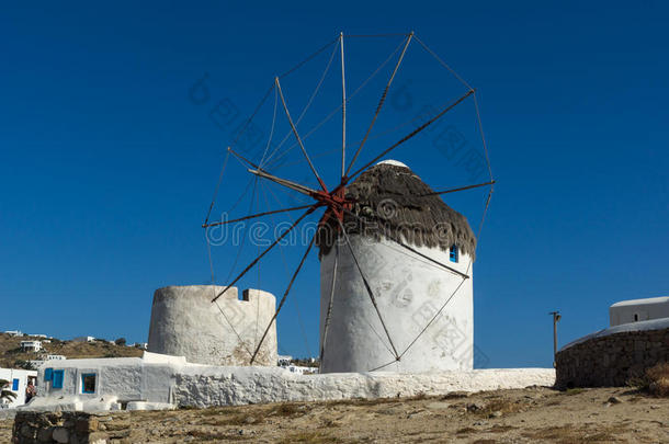 希腊麦科诺斯岛上白色风车的惊人景色