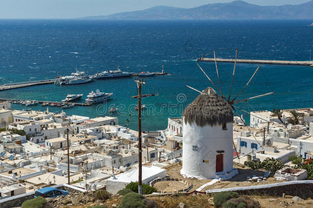 惊人的全景白色风车和米科诺斯岛，希腊
