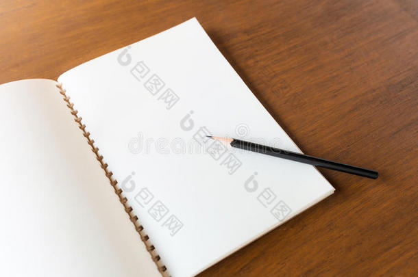 空白便签本与铅笔在木桌背景概念a