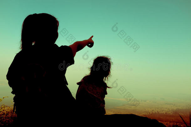 徒步旅行的母亲和孩子在旅游景点欣赏风景的后视图
