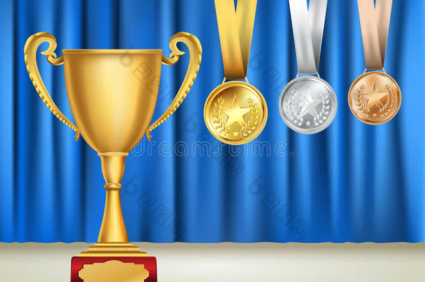 金色奖杯杯和一套蓝色窗帘上有丝带的奖章