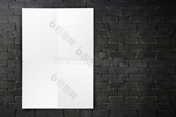 空白折叠纸海报挂在黑色砖墙上，模板m