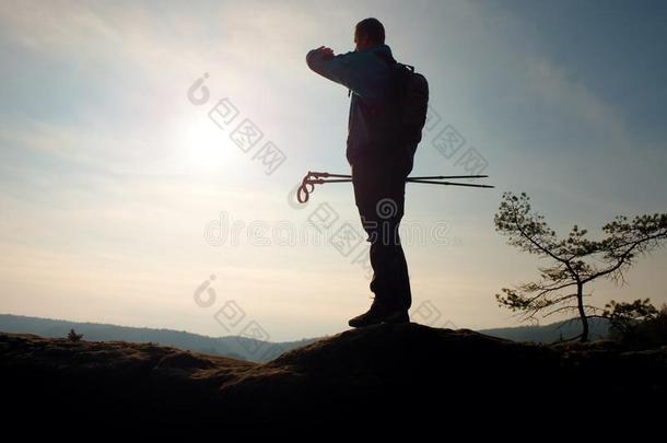 独自成年男子背包客在日出时在山顶的<strong>开阔视野</strong>