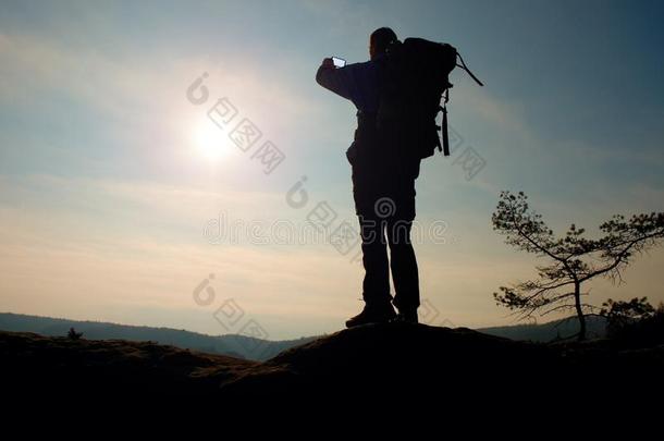 独自成年男子背包客在日出时在山顶的<strong>开阔视野</strong>