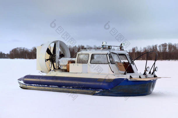 用于冬季导航的气垫船