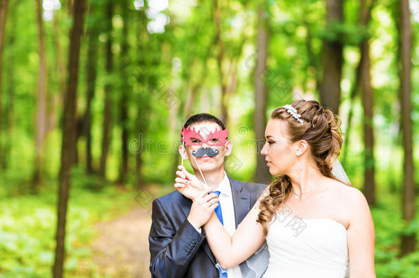 四月<strong>愚人节</strong>。 新婚夫妇假扮粘嘴唇，面具。