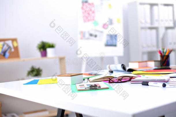 一位艺术家的桌子，上面有很多文具物品。 工作室在木制背景上拍摄