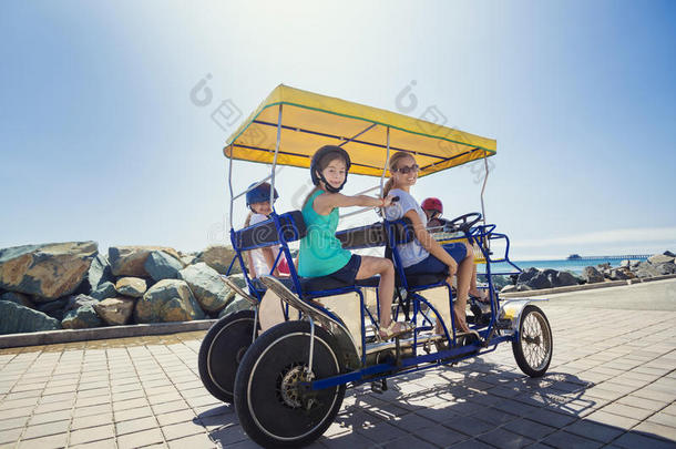 一家人骑着萨里自行车沿着加利福尼亚海岸骑行