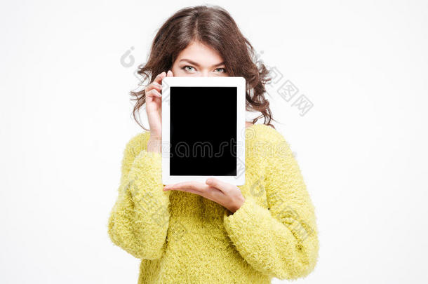 显示空白平板电脑屏幕的女人