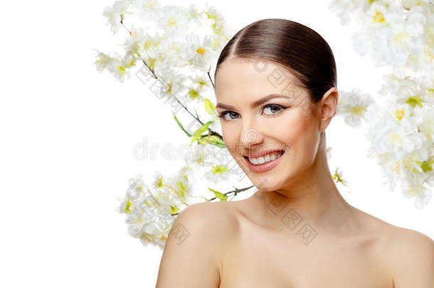 美丽的女人，干净清新的皮肤，握着开花的枝条