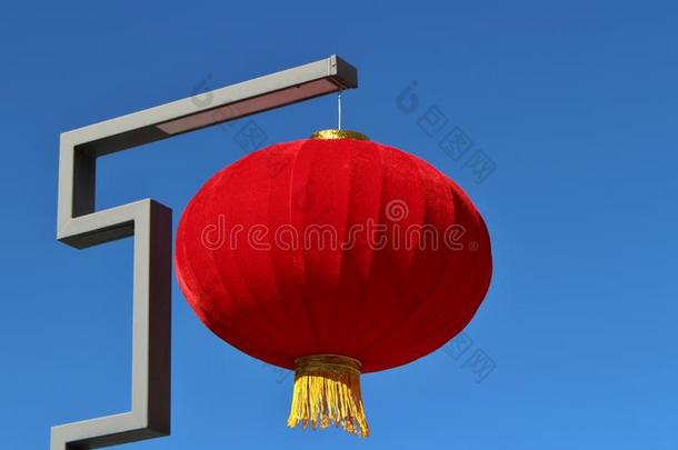 一盏带金色条纹的红色中国灯笼