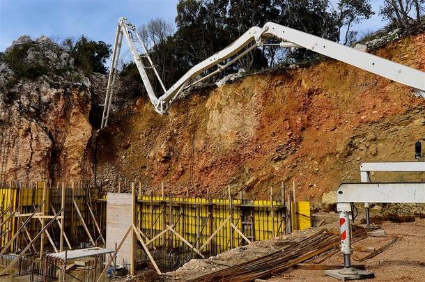 用混凝土泵填充建筑墙体的混凝土结构