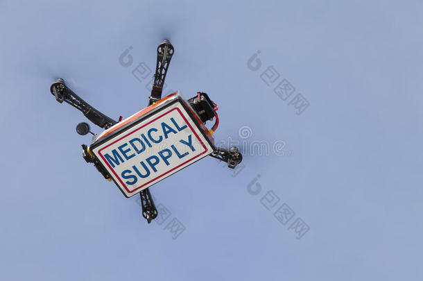 无人机四翼直升机运输箱与医疗用品