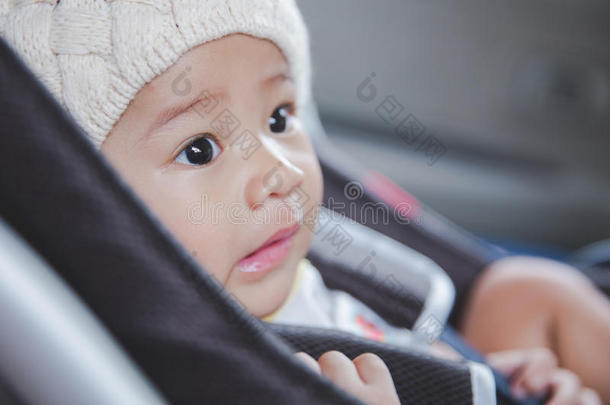 婴儿坐在安全的汽车座椅上。安全和<strong>安保</strong>