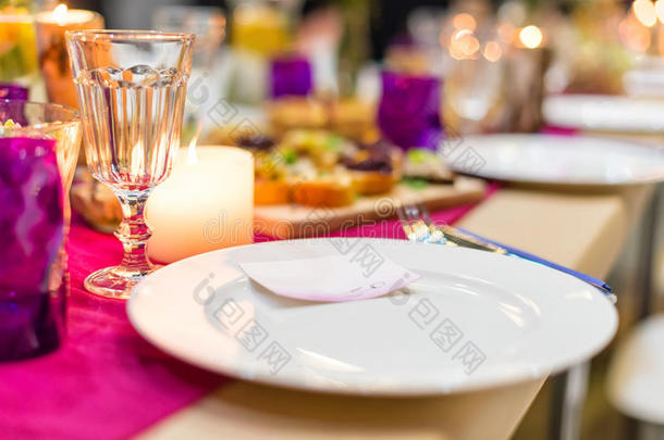 装饰好的桌子准备晚餐。 装饰<strong>精美</strong>的桌子，配有鲜花、<strong>蜡烛</strong>、盘子和餐具，用于婚礼或婚礼
