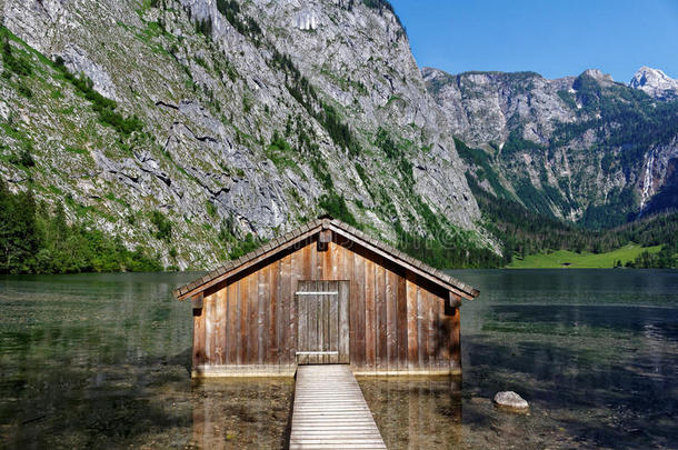 船屋在高山湖泊风景