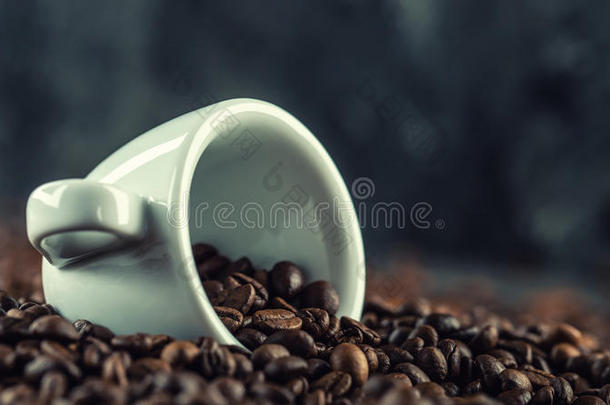 咖啡。 <strong>咖啡豆</strong>。 装满<strong>咖啡豆</strong>的<strong>咖啡杯</strong>。 色调的图像