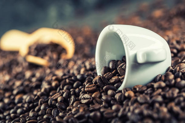 咖啡。 咖啡豆。 装满咖啡豆的咖啡杯。 色调的图像