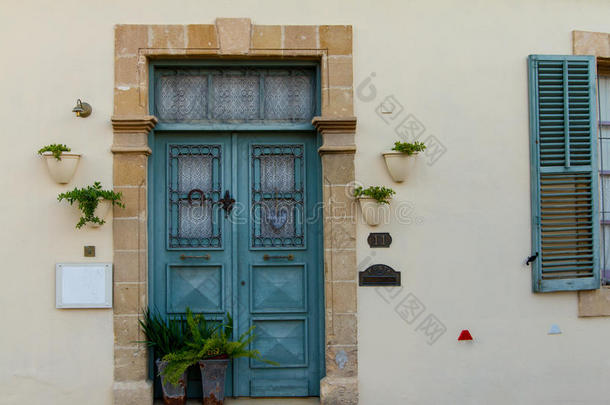 经典风格的青色木屋入口和窗户