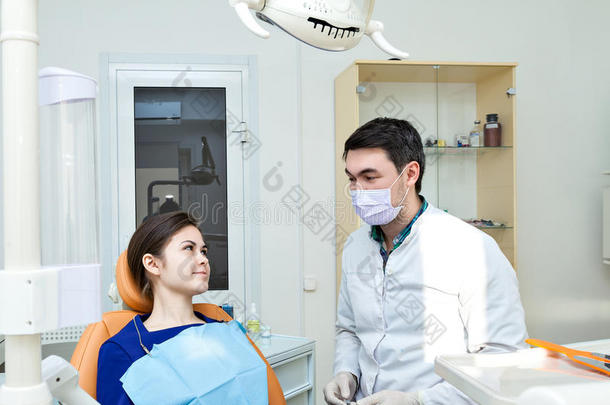 牙科诊所的牙医。 那个在牙医椅子上接待的女孩。
