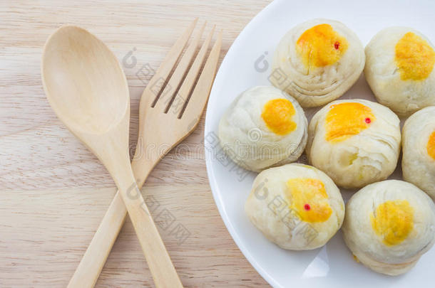 中国糕点绿豆或月饼与蛋黄上的菜