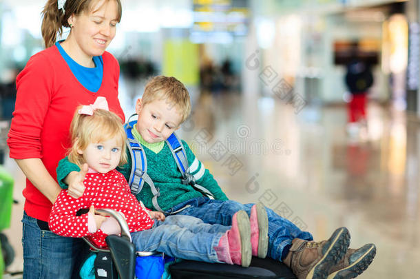 有两个<strong>孩子</strong>的家人在<strong>机场</strong>旅行